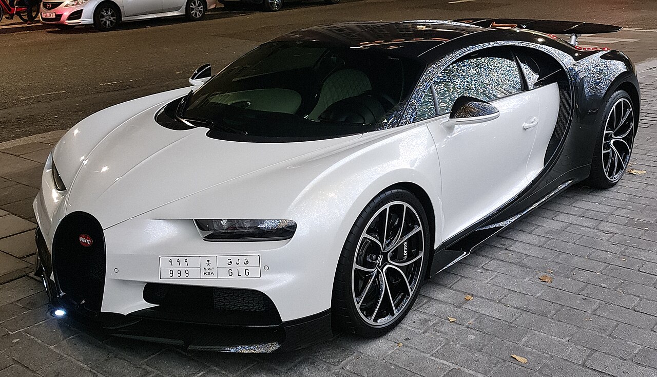 Une véritable Bugatti Chiron blanche et noire photographiée par MrWalkr